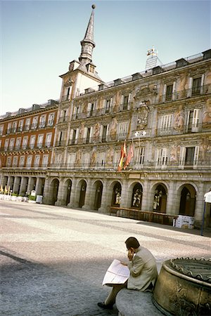 plaza mayor - Man on Phone Sitting at the Plaza Mayor, Madrid, Spain Foto de stock - Con derechos protegidos, Código: 700-00194799