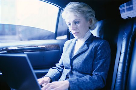 simsearch:700-00522445,k - Frau mit Laptop im Auto Stockbilder - Lizenzpflichtiges, Bildnummer: 700-00195268