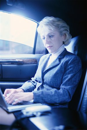 simsearch:700-00522445,k - Frau mit Laptop im Auto Stockbilder - Lizenzpflichtiges, Bildnummer: 700-00195269