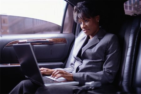 simsearch:700-00195272,k - Femme utilisant un ordinateur portable en limousine Photographie de stock - Rights-Managed, Code: 700-00195274