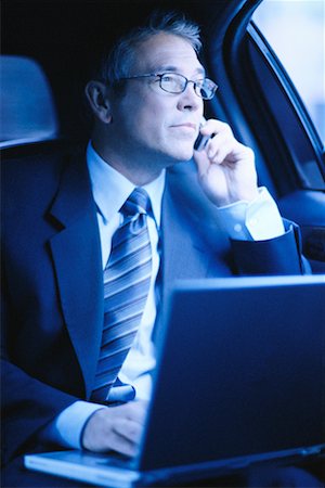 simsearch:700-00195272,k - Homme utilisant un ordinateur portable dans une voiture Photographie de stock - Rights-Managed, Code: 700-00195277