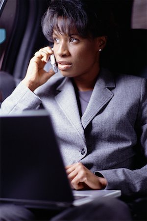 simsearch:700-00195272,k - Femme avec ordinateur portable et téléphone dans Limo Photographie de stock - Rights-Managed, Code: 700-00195272