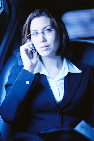simsearch:700-00195272,k - Femme sur téléphone cellulaire en voiture Photographie de stock - Rights-Managed, Code: 700-00195283