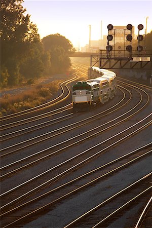 Train de banlieue au crépuscule Photographie de stock - Rights-Managed, Code: 700-00195385