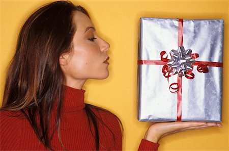 simsearch:700-00553704,k - Frau hält ein Geschenk Stockbilder - Lizenzpflichtiges, Bildnummer: 700-00195689