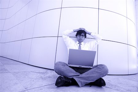 simsearch:700-00028206,k - Homme travaillant sur ordinateur portable dans le couloir Photographie de stock - Rights-Managed, Code: 700-00195815