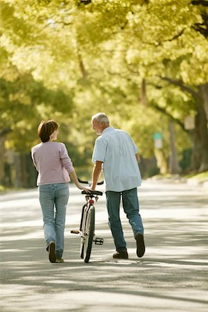 Couple Walking down Country Road With Bicycle Foto de stock - Con derechos protegidos, Código: 700-00195823