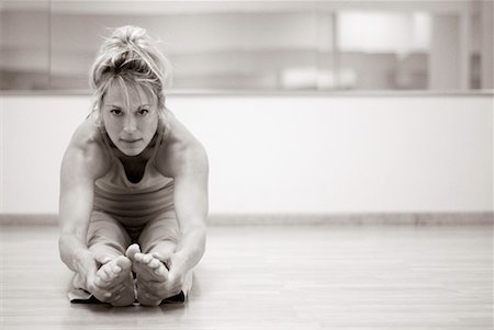 fitness black and white - Woman Stretching in Gym Foto de stock - Con derechos protegidos, Código: 700-00195904
