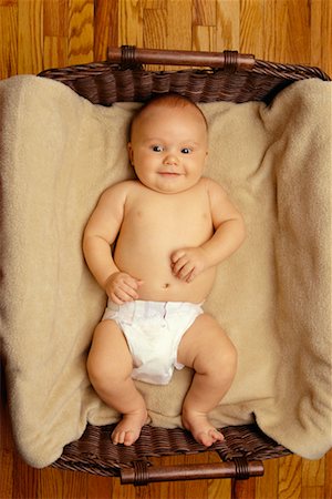 diaper for little girl - Baby in a Basket Foto de stock - Con derechos protegidos, Código: 700-00196091