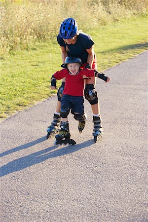 Mère fils d'enseignement pour le patin à roues alignées Photographie de stock - Rights-Managed, Code: 700-00196114