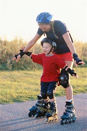 Mère fils d'enseignement pour le patin à roues alignées Photographie de stock - Rights-Managed, Code: 700-00196115