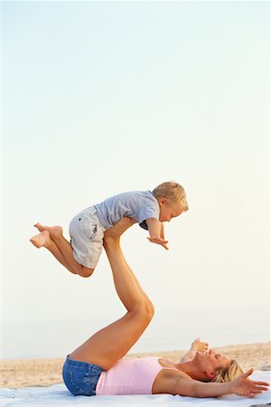 Mutter und Sohn spielen am Strand Stockbilder - Lizenzpflichtiges, Bildnummer: 700-00196122