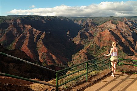 simsearch:400-04570742,k - Fille au Canyon Weimea Lookout Kauai, Hawaii, USA Photographie de stock - Rights-Managed, Code: 700-00196266