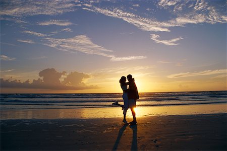 simsearch:400-03942507,k - Couple on Beach at Sunrise Fotografie stock - Rights-Managed, Codice: 700-00196404