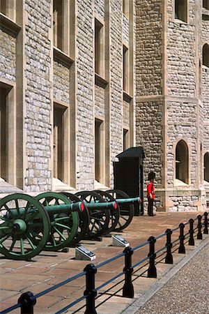 Tour de garde et des canons à Tower of London, Londres, Angleterre Photographie de stock - Rights-Managed, Code: 700-00196745