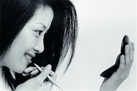 simsearch:693-05552811,k - Woman Applying Make-Up Foto de stock - Con derechos protegidos, Código: 700-00196913