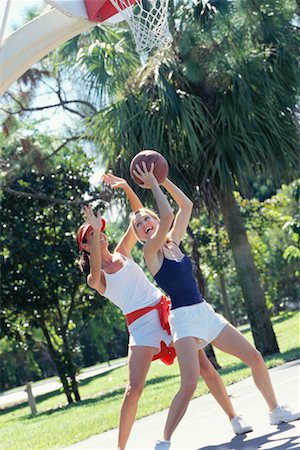 simsearch:700-00036910,k - Two Women Playing Basketball Foto de stock - Con derechos protegidos, Código: 700-00196987