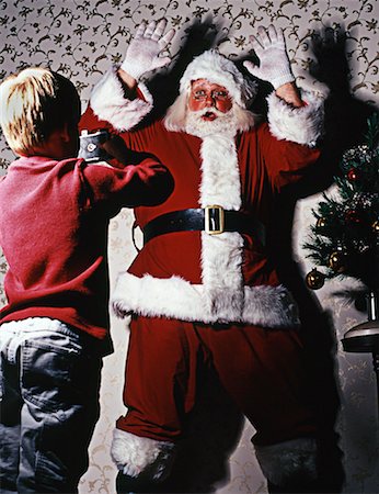 simsearch:400-03919056,k - Enfant en prenant une photo du père Noël Photographie de stock - Rights-Managed, Code: 700-00197410