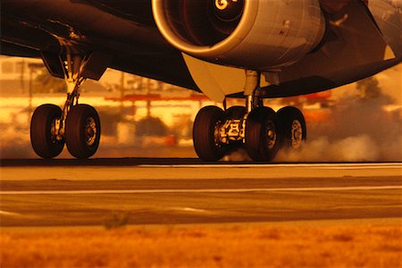 Airplane Landing Gear Foto de stock - Con derechos protegidos, Código: 700-00197439