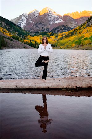 Woman Practicing Yoga Outdoors Foto de stock - Con derechos protegidos, Código: 700-00197489