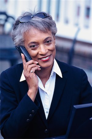 simsearch:700-01993313,k - Portrait de femme d'affaires sur téléphone portable Photographie de stock - Rights-Managed, Code: 700-00197653
