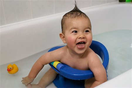Bébé dans une baignoire Photographie de stock - Rights-Managed, Code: 700-00198294