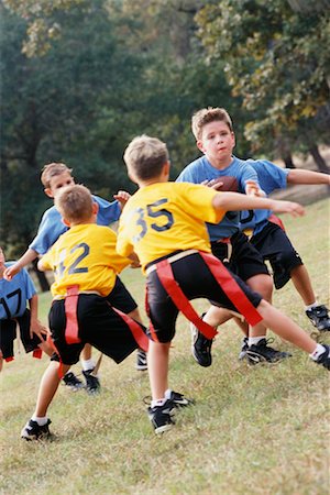 simsearch:700-00087011,k - Kids Playing Flag Football Foto de stock - Con derechos protegidos, Código: 700-00198490