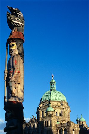 edificio della provincia - Totem Pole and Parliament Victoria, British Columbia Canada Fotografie stock - Rights-Managed, Codice: 700-00198664