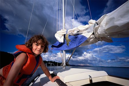 simsearch:6122-07695038,k - Portrait of Boy on Boat Foto de stock - Direito Controlado, Número: 700-00198907