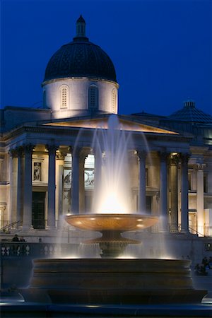 simsearch:841-05795487,k - National Gallery of Art and Fountain at Trafalgar Square London, England Foto de stock - Con derechos protegidos, Código: 700-00199032