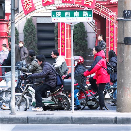simsearch:700-00603783,k - Gens qui vont au travail du Shanxi Road, Shanghai, Chine Photographie de stock - Rights-Managed, Code: 700-00199310