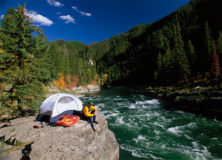 Camping au bord de la rivière l'homme Photographie de stock - Rights-Managed, Code: 700-00199732
