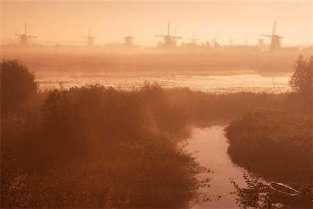 simsearch:649-07239644,k - Moulins à vent dans le brouillard Kinderdijk, Hollande Photographie de stock - Rights-Managed, Code: 700-00190320