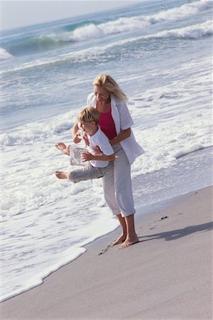 simsearch:700-00190652,k - Mère et fils sur la plage Photographie de stock - Rights-Managed, Code: 700-00190654