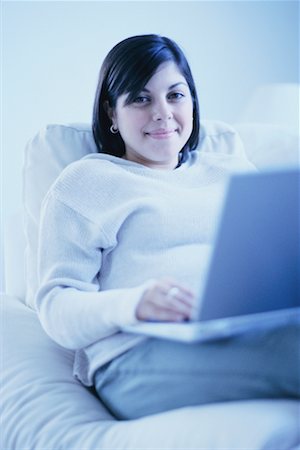 simsearch:700-00193400,k - Femme sur le canapé à l'aide d'ordinateur portable Photographie de stock - Rights-Managed, Code: 700-00193443