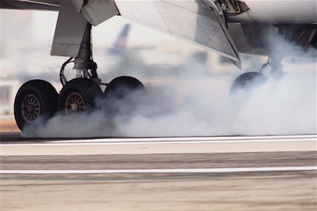 Airplane Landing Gear Touching Down Foto de stock - Con derechos protegidos, Código: 700-00193678