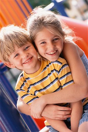 simsearch:700-00549704,k - Mädchen umarmt Boy Stockbilder - Lizenzpflichtiges, Bildnummer: 700-00268892