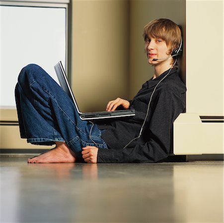 simsearch:700-00269002,k - Jeune homme avec ordinateur portable sur le plancher Photographie de stock - Rights-Managed, Code: 700-00268983