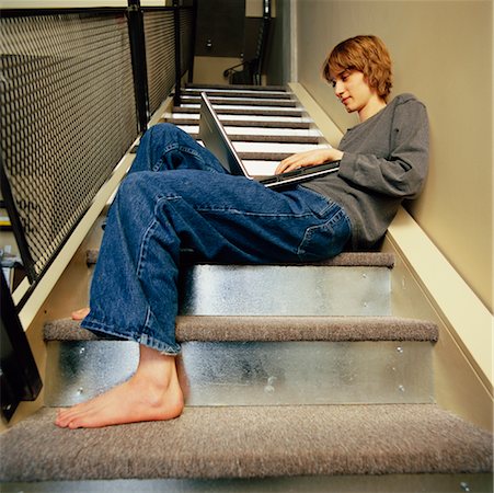 simsearch:700-00269002,k - Jeune homme avec ordinateur portable dans les escaliers Photographie de stock - Rights-Managed, Code: 700-00268992