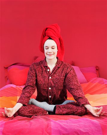 Femme faisant du Yoga dans le lit Photographie de stock - Rights-Managed, Code: 700-00269135