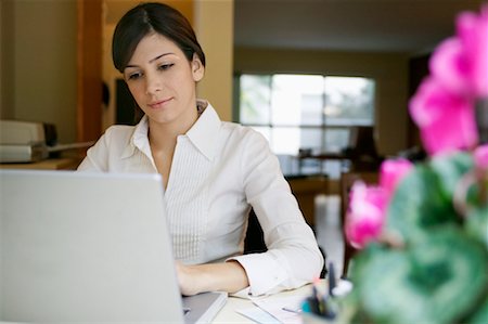 simsearch:700-00269275,k - Femme travaillant sur ordinateur portable Photographie de stock - Rights-Managed, Code: 700-00269261
