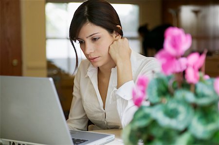 simsearch:700-00269275,k - Femme travaillant sur ordinateur portable Photographie de stock - Rights-Managed, Code: 700-00269262