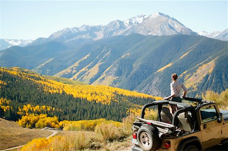 Woman Looking at Scenery from Jeep, Aspen, Colorado, USA Foto de stock - Con derechos protegidos, Código: 700-00269289