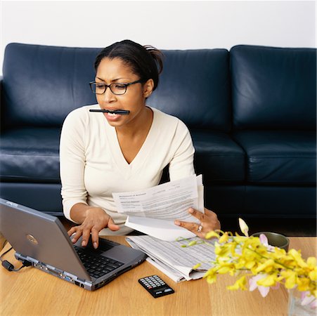 simsearch:700-00519539,k - Femme utilisant un ordinateur portable pour vérifier ses Finances personnelles Photographie de stock - Rights-Managed, Code: 700-00269462