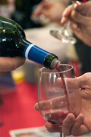 dégustateur de vin (homme et femme) - Vin rouge versé dans le verre Photographie de stock - Rights-Managed, Code: 700-00269527