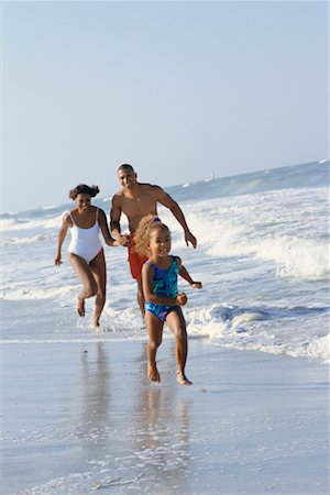 simsearch:700-00425723,k - Family Running on Beach Foto de stock - Con derechos protegidos, Código: 700-00263088