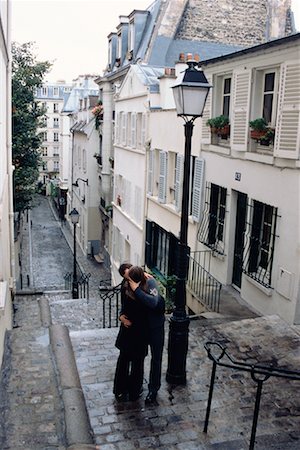 paris streetlight - Couple s'embrassant dans la rue Photographie de stock - Rights-Managed, Code: 700-00279860