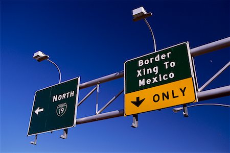 Signe de passage de la frontière Photographie de stock - Rights-Managed, Code: 700-00279881