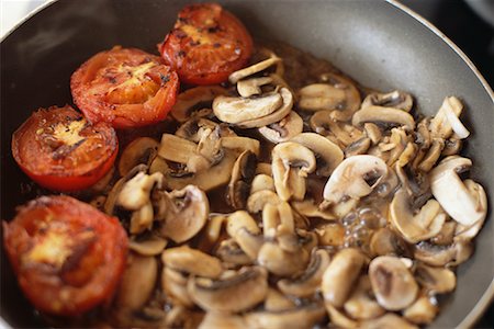 simsearch:700-03451646,k - Tomates de beignets et de champignons de Paris Photographie de stock - Rights-Managed, Code: 700-00270047