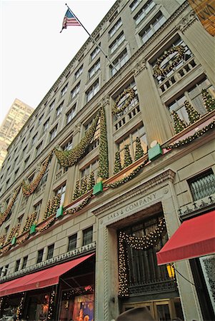 saks fifth avenue - Saks Fifth Avenue Department Store at Christmas New York City, New York USA Foto de stock - Con derechos protegidos, Código: 700-00284778